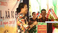 Bà Trương Thị Ngọc Ánh - Phó Chủ tịch UBTWMTTQVN dự và tặng quà tại Ngày hội
