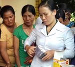 Công ty 72 khám bệnh và cấp thuốc miễn phí cho người dân nghèo xã Ia Dom