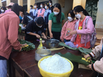 Trường THCS Nguyễn Huệ (Ia Din-Đức Cơ) tổ chức Hội thi gói, nấu bánh chưng tặng cho học sinh nghèo