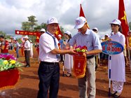 Đ/c Trịnh Văn Thành - PCT UBND huyện tặng hoa, cờ lưu niệm cho các Đoàn