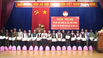 THANH-NHAT-Tap-the-Uy-ban-MTTQ-Viet-Nam-huyen-Đuc-Co-nhiem-ky-2019-2024-DSCN2578