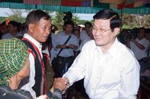 Chủ tịch nước Trương Tấn Sang bắt tay bà con xã biên giới Ia Nan