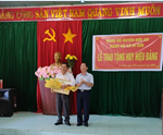 Trao tặng huy hiệu Đảng cho Đảng viên 30 năm tuổi Đảng tại xã Ia Dơk