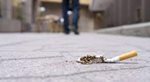 Vứt tàn thuốc lá nơi cộng cộng bị phạt đến 150.000 đồng
