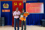 THIẾU TÁ NGUYỄN HỒ NAM-PHÓ TRƯỞNG CÔNG AN HUYỆN ĐƯỢC NHẬN HUY HIỆU 30 NĂM TUỔI ĐẢNG
