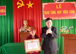 Đồng chí Phạm Văn Cường – Phó Bí thư thường trực Huyện Ủy trao huy hiệu đảng tại xã Ia Kla